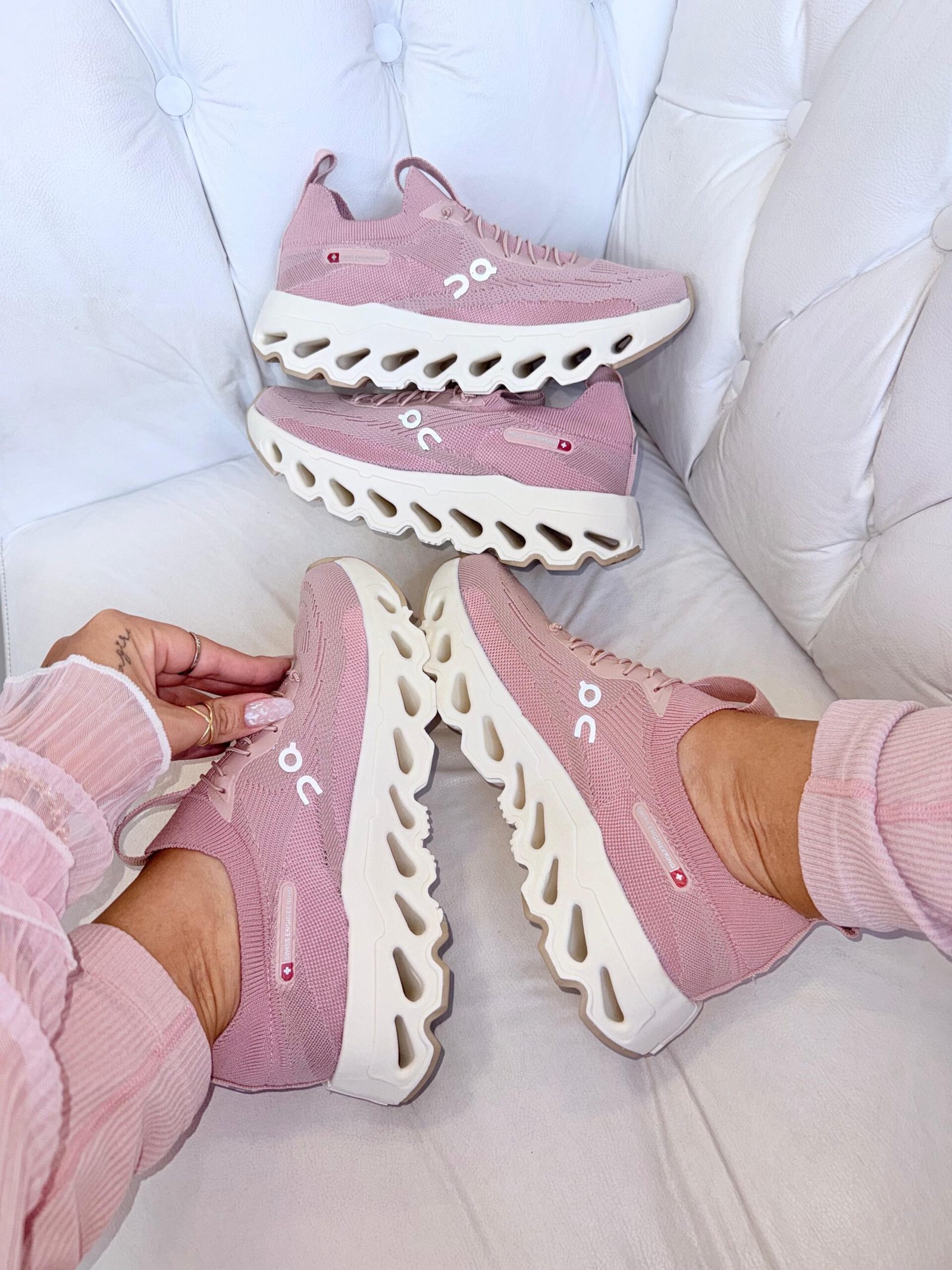 On cloudtilt Running Rose